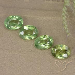 Pedras preciosas de Granada demantóide verde quente natural de 2.25 ct, oval, VS