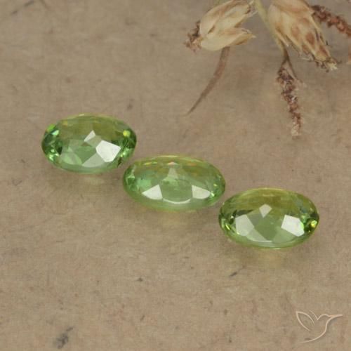 Pedras preciosas de Granada demantóide verde quente natural de 0.71 ct, oval, VS-SI