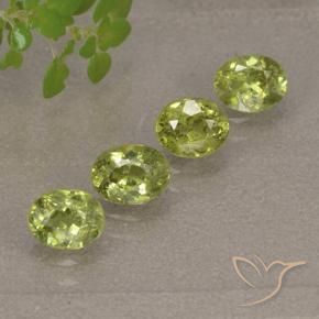 Pedras preciosas de Granada demantóide Verde Floresta Quente natural de 1.79 ct, oval, VS-SI