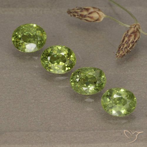 1.80ctw Natural Verde Vivo Claro Granada demantóide, oval, VS-SI