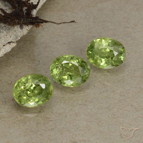 1.26ctw Natural Verde Floresta Claro Granada demantóide, oval, VS-SI