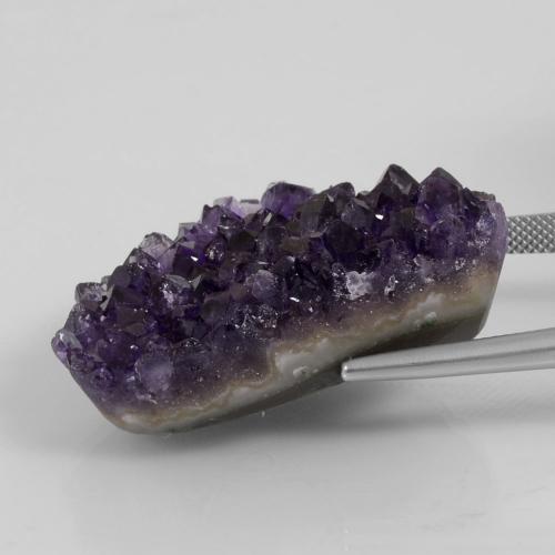 Drusa de ametista violeta natural 79,16ct, forma extravagante, opaco
