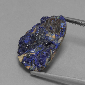 Drusa de azurita azul natural 6,58ct, forma extravagante, opaco