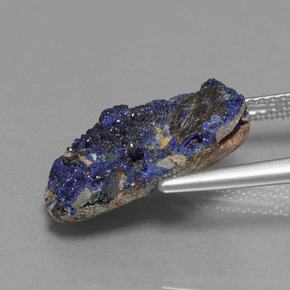 Drusa de azurita azul natural 6,58ct, forma extravagante, opaco