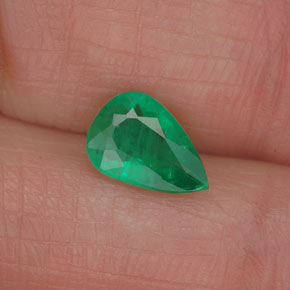 Esmeralda verde natural 0,90ct, formato de pêra, I1