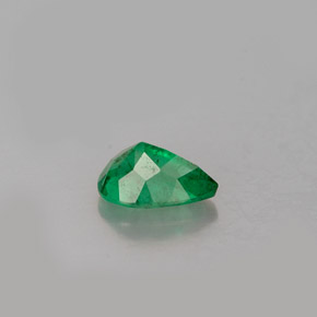 Esmeralda verde natural 0,46ct, formato de pêra, I1