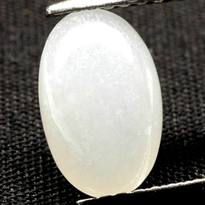 Jadeíta branco natural 2,05ct, corte oval, translúcido