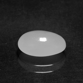 Jadeíta branco natural 2,02ct, corte oval, translúcido
