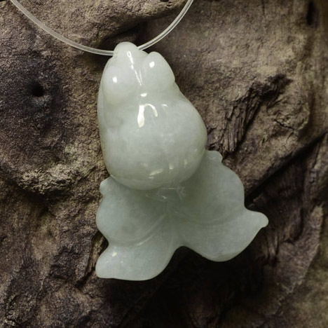 Jadeíta branco natural 34,84ct, forma extravagante, translúcido