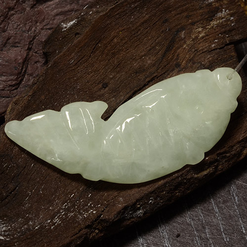 Jadeíta verde natural 24,61ct, forma extravagante, translúcido