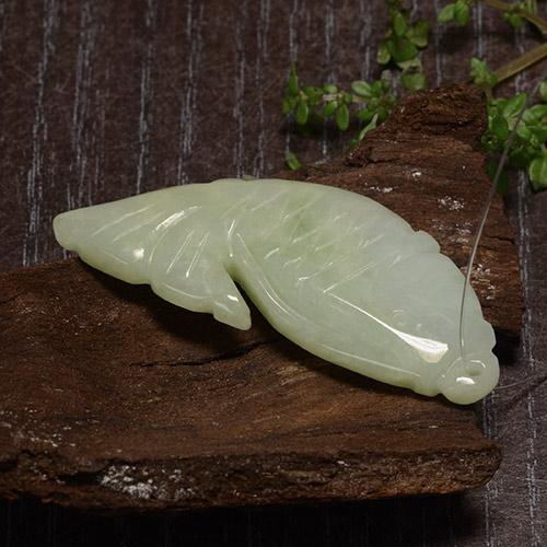 Jadeíta verde natural 28,67ct, forma extravagante, translúcido
