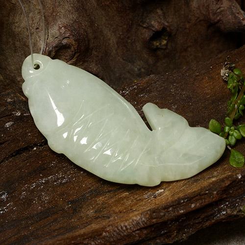 Jadeíta verde natural 29,80ct, forma extravagante, translúcido