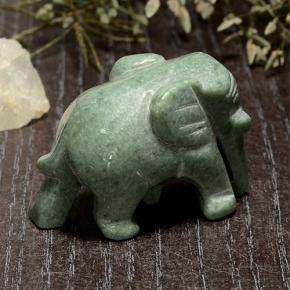 Jadeíta verde natural 140,74ct, forma extravagante, opaco