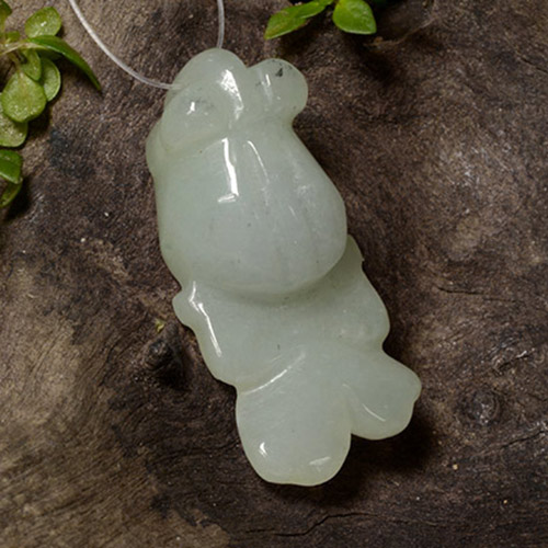 Jadeíta verde natural 28,04ct, forma extravagante, translúcido