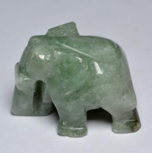Jadeíta verde natural 64,40ct, forma extravagante, opaco