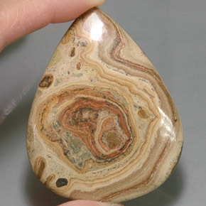 Jaspe multicolorido natural 134,40ct, formato de pêra, opaco