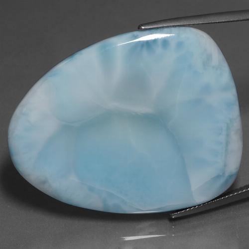 Larimar azul natural 64,62ct, forma extravagante, opaco