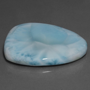Larimar azul natural 64,62ct, forma extravagante, opaco