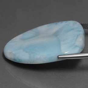 Larimar azul natural 64,62ct, forma extravagante, opaco