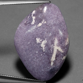 Lepidolita violeta natural 27,59ct, forma extravagante, opaco