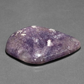 Lepidolita violeta natural 25,88ct, forma extravagante, opaco