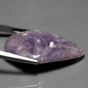 Lepidolita violeta natural 25,88ct, forma extravagante, opaco