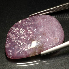 Lepidolita violeta natural 20,92ct, forma extravagante, opaco