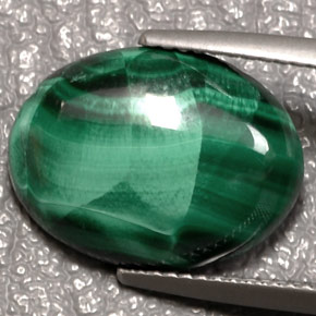 Malaquita verde natural 7,84ct, corte oval, opaco
