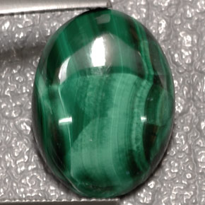 Malaquita verde natural 7,84ct, corte oval, opaco
