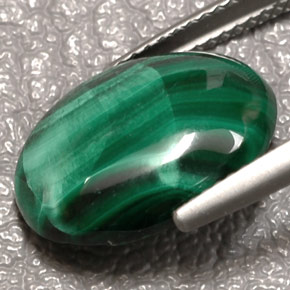 Malaquita verde natural 7,84ct, corte oval, opaco