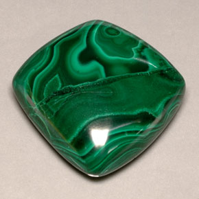 Malaquita verde natural 111,85ct, forma extravagante, opaco