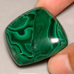 Malaquita verde natural 111,85ct, forma extravagante, opaco