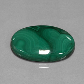 Malaquita verde natural 55,31ct, corte oval, opaco