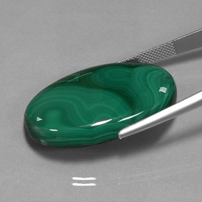 Malaquita verde natural 55,31ct, corte oval, opaco