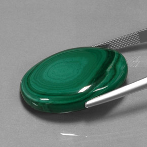 Malaquita verde natural 47,62ct, corte oval, opaco
