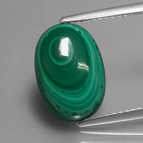 Malaquita verde natural 6,72ct, corte oval, opaco