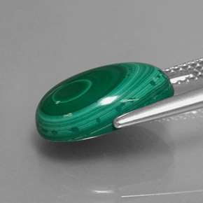 Malaquita verde natural 6,72ct, corte oval, opaco