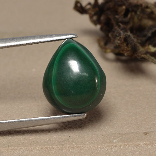 Malaquita verde natural 5,60ct, formato de pêra, opaco