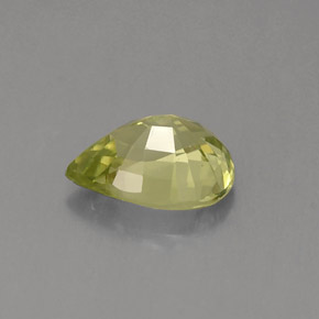 Pequena Garnet Verde amarelado Natural 1.29ct, Formato de pêra, VS
