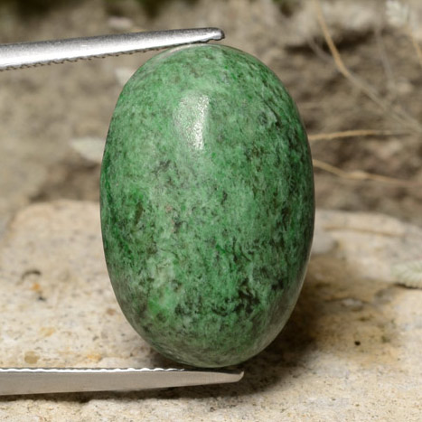 Maw-sit-sit verde natural 19,55ct, corte oval, opaco