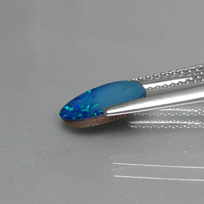 Dupleto de opala multicolorido natural 0,83ct, forma extravagante, opaco