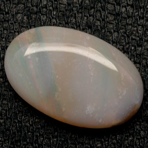 Opala multicolorido natural 2,46ct, corte oval, opaco