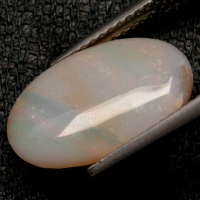 Opala multicolorido natural 2,46ct, corte oval, opaco