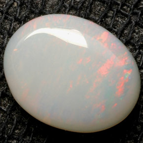 Opala multicolorido natural 0,94ct, corte oval, opaco