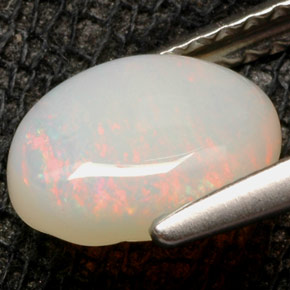 Opala multicolorido natural 0,94ct, corte oval, opaco