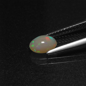 Opala multicolorido natural 0,58ct, corte oval, translúcido