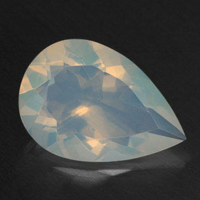 Opala multicolorido natural 2,61ct, formato de pêra, transparente
