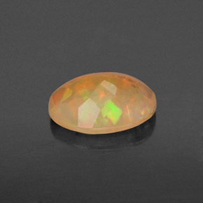 Opala multicolorido natural 0,87ct, corte oval, translúcido