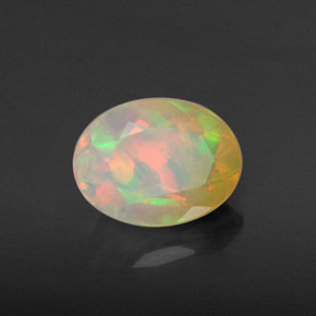 Opala multicolorido natural 0,87ct, corte oval, translúcido