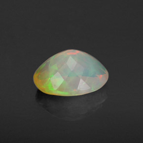 Opala multicolorido natural 0,87ct, corte oval, translúcido